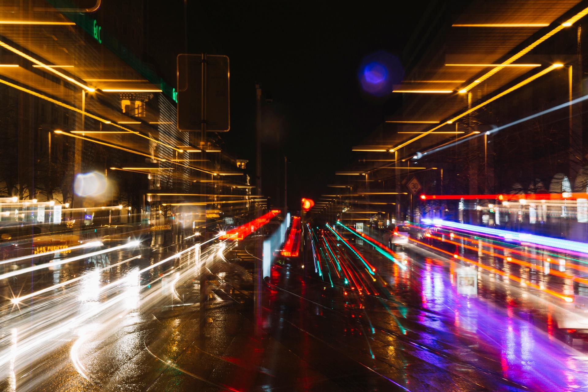 Straatverlichting Lantaarnpalen zijn belangrijk voor de veiligheid en de uitstraling van een openbare ruimte. Ook hier zijn er dankzij LED veel verbeteringen mogelijk. Naast de hogere lichtopbrengst per Watt en de veel langere levensduur zijn er nog vele andere ontwikkelingen.