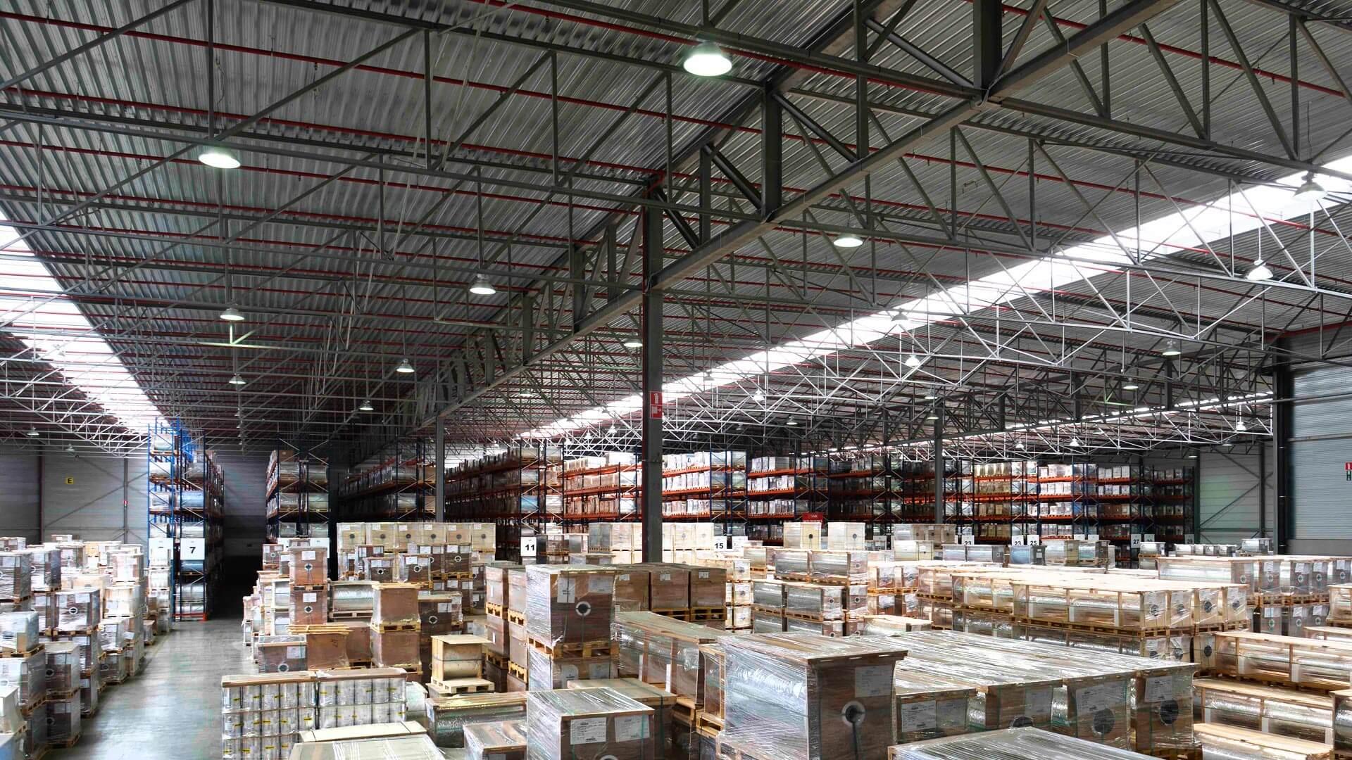 Opslagplaatsen en logistiek Met LED verlichting hoeft u circa 50.000 uur geen onderhoud te plegen.